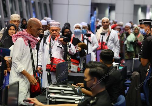 JEMAAH HAJI PULANG KE TANAH AIR