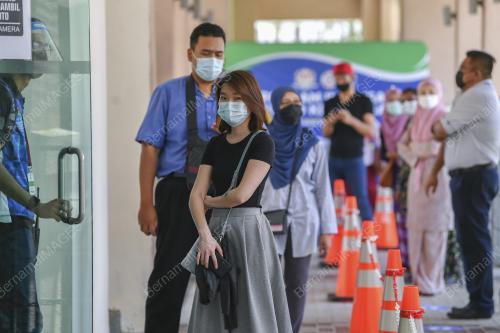 PETUGAS BARISAN HADAPAN TERIMA VAKSIN COVID-19