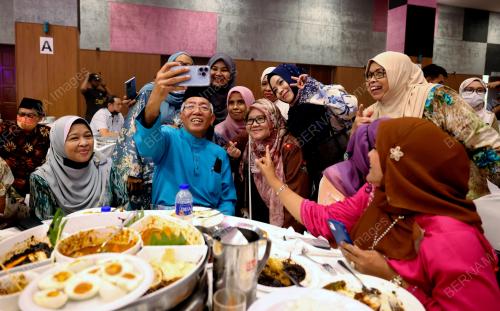 DATUK SERI MAHDZIR KHALID