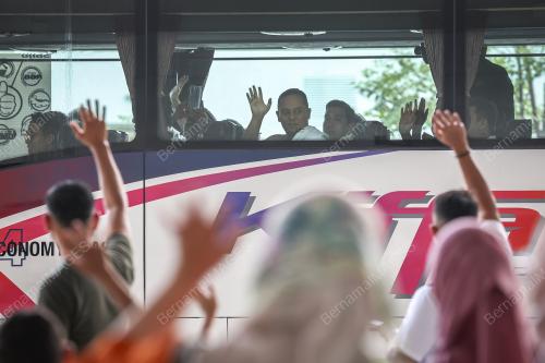 KEBERANGKATAN 670 PETUGAS HAJI 1444H