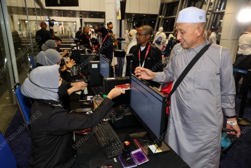 KETIBAAN JEMAAH HAJI PENERBANGAN PERTAMA