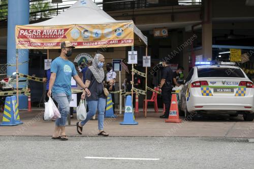 ORANG RAMAI KE PASAR PATUHI SOP