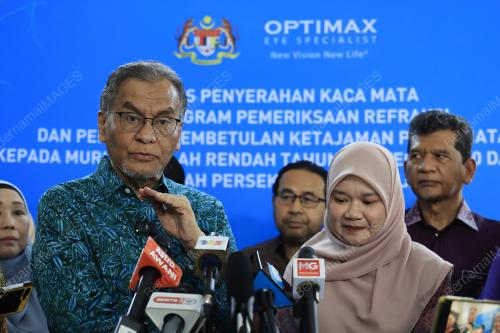 DATUK SERI DR DZULKEFLY AHMAD