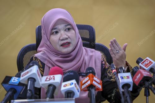 FADHLINA SIDEK