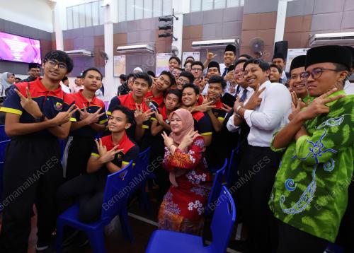 FADHLINA SIDEK
