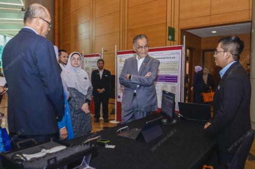 DATUK SERI DR DZULKEFLY AHMAD