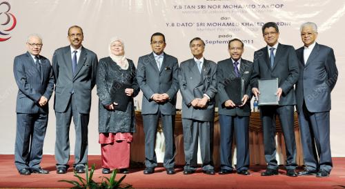 TAN SRI NOR MOHAMED YAKCOP