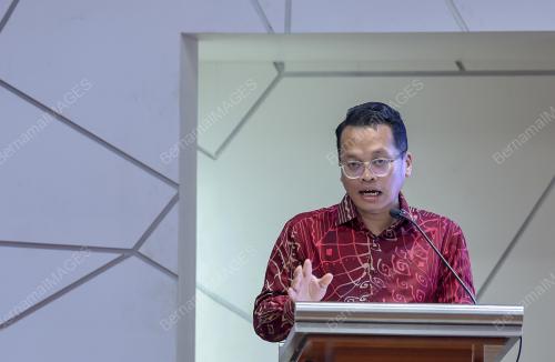 NIK NAZMI NIK AHMAD