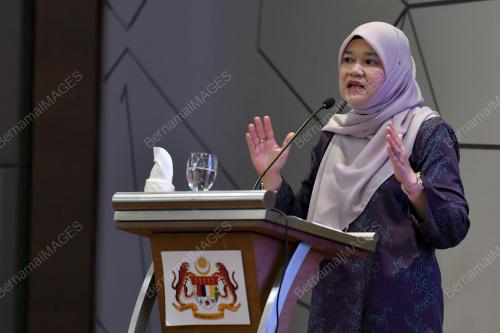 FADHLINA SIDEK