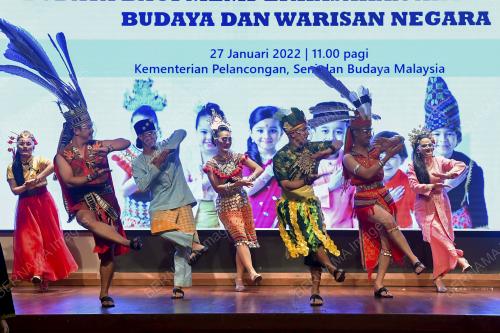 PENYERAHAN BUSANA TRADISIONAL MALAYSIA