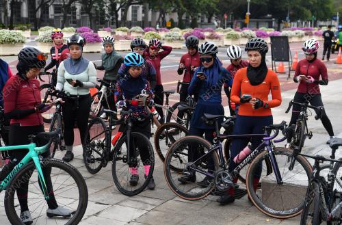 WOMEN ON WHEELS (WOW)