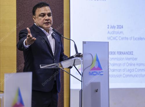 DEREK FERNANDEZ