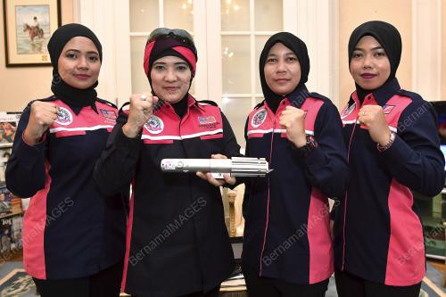 PENYERAHAN BENDERA MALAYSIA KE ANTARTIKA