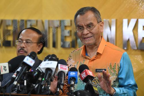 DATUK SERI DR DZULKEFLY AHMAD