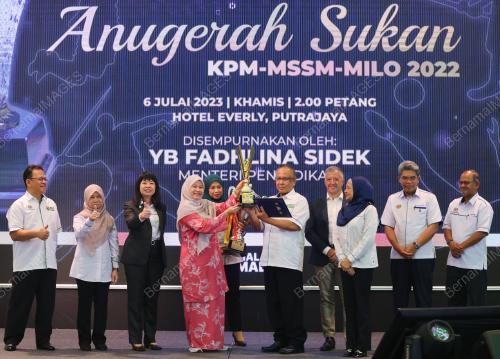 FADHLINA SIDEK