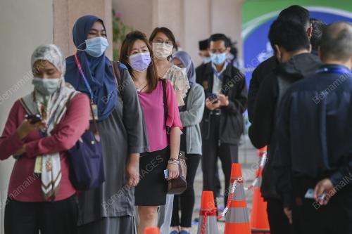 PETUGAS BARISAN HADAPAN TERIMA VAKSIN COVID-19