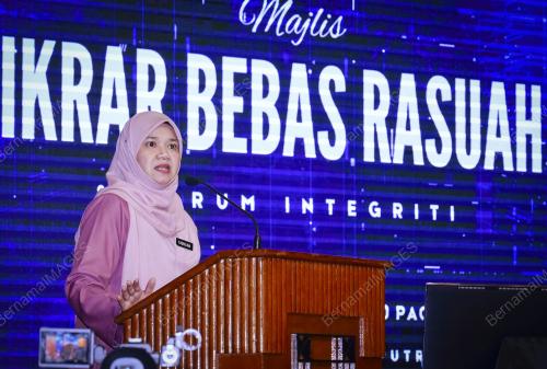 FADHLINA SIDEK