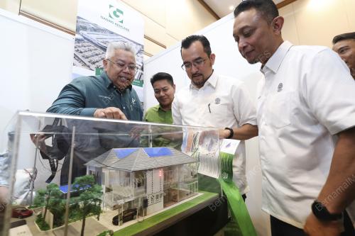 DATUK DR ASYRAF WAJDI DUSUKI