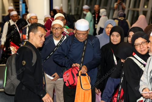 KETIBAAN JEMAAH HAJI PENERBANGAN PERTAMA