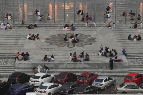 BERBUKA PUASA DI LAMAN IFTAR