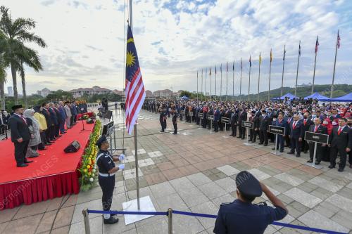 DATUK SERI ISMAIL SABRI YAAKOB