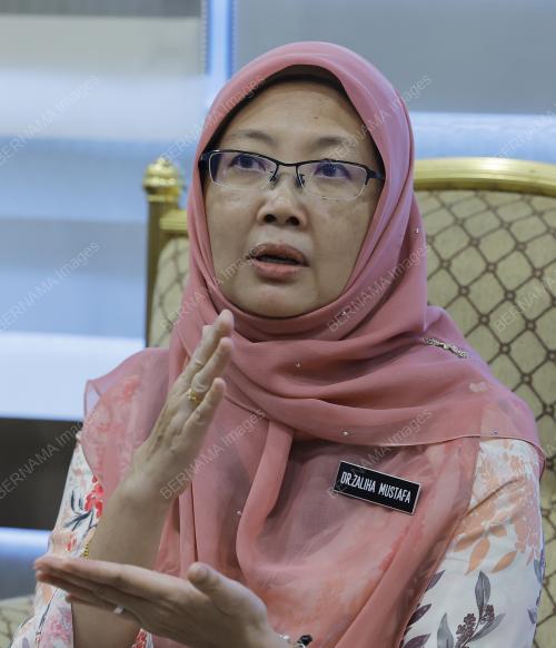 DR ZALIHA MUSTAFA