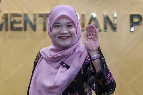 FADHLINA SIDEK