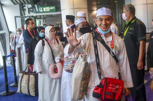 KEPULANGAN KUMPULAN PERTAMA JEMAAH HAJI MALAYSIA