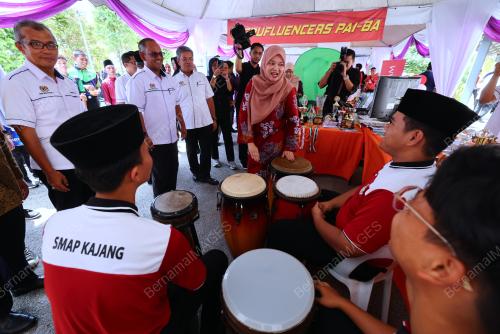 FADHLINA SIDEK