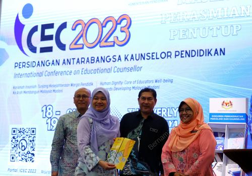 FADHLINA SIDEK