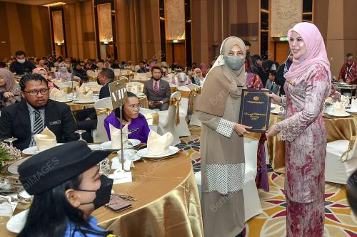 DATUK SERI RINA MOHD HARUN