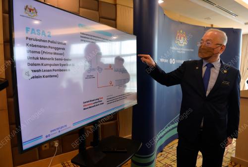 DATUK SERI DR WEE KA SIONG