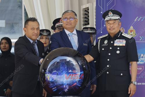 DATUK SERI DR. SHAMSUL ANUAR NASARAH