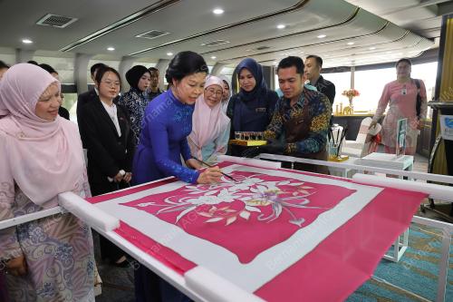 DATUK SERI DR WAN AZIZAH WAN ISMAIL