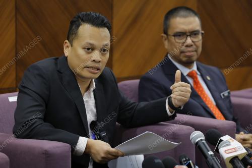 NIK NAZMI NIK AHMAD