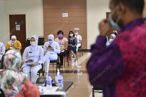 PETUGAS BARISAN HADAPAN TERIMA VAKSIN