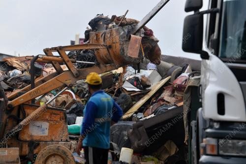 TINJAUAN SISA BARANGAN ROSAK AKIBAT BANJIR
