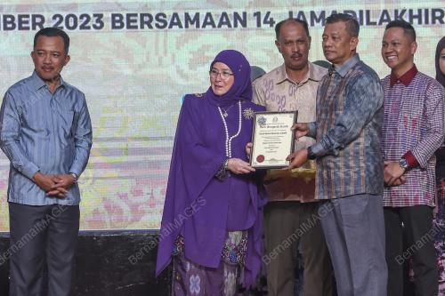 TUNKU HAJAH AZIZAH AMINAH MAIMUNAH ISKANDARIAH