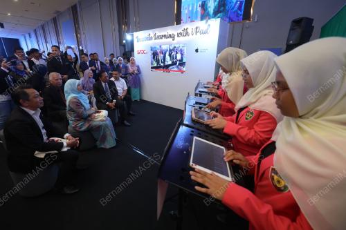 FADHLINA SIDEK