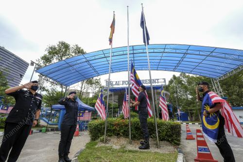 ANGGOTA POLIS SEMARAKKAN HARI KEBANGSAAN