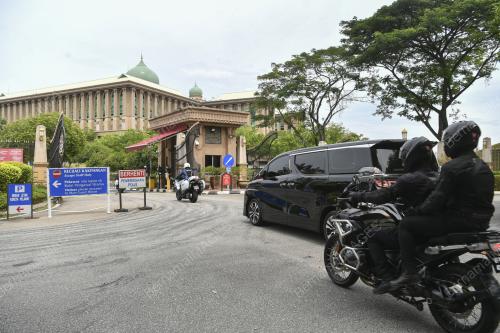 KENDERAAN MENTERI MEMASUKI KOMPLEKS PERDANA PUTRA