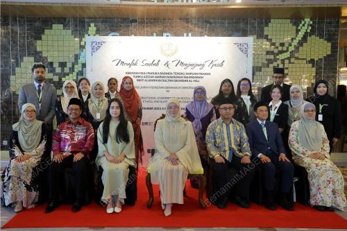 TUNKU AZIZAH AMINAH MAIMUNAH ISKANDARIAH