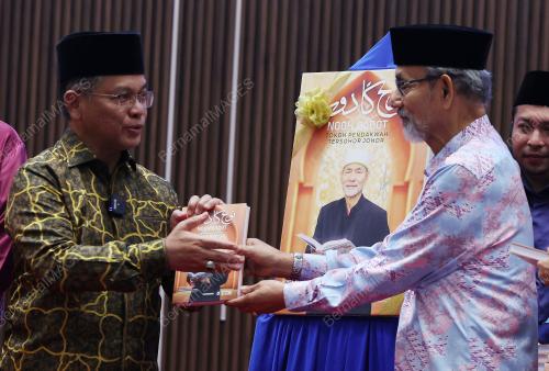 DATUK DR MOHD NA'IM MOKHTAR
