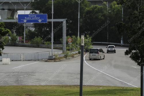KENDERAAN LALU LAWAN ARUS ELAK SJR