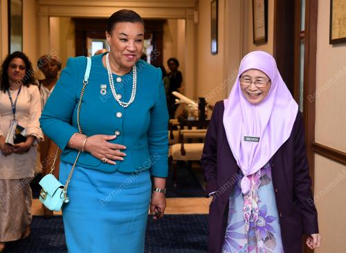 DATUK SERI DR WAN AZIZAH WAN ISMAIL