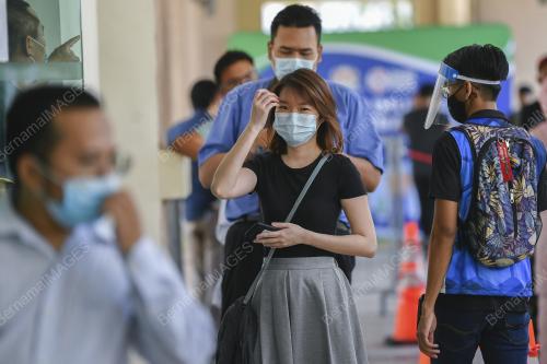 PETUGAS BARISAN HADAPAN TERIMA VAKSIN COVID-19