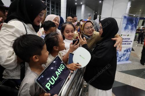 KETIBAAN JEMAAH HAJI PENERBANGAN PERTAMA