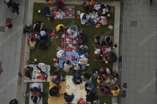 BERBUKA PUASA DI LAMAN IFTAR