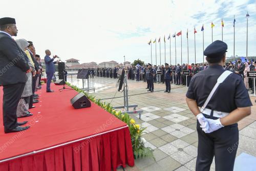 DATUK SERI ISMAIL SABRI YAAKOB