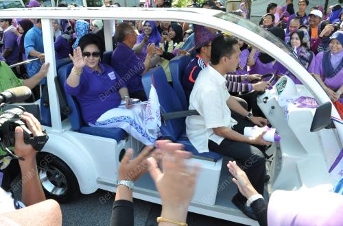PTJ14_17032013_PURPLE_WALK